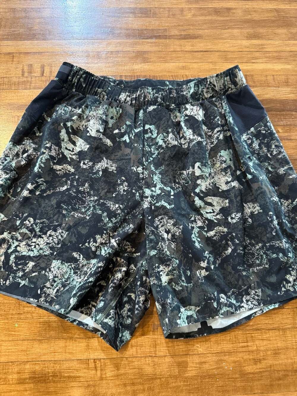 Lululemon Men's Surge Short 6" with Liner Deciduous Camo (g17)